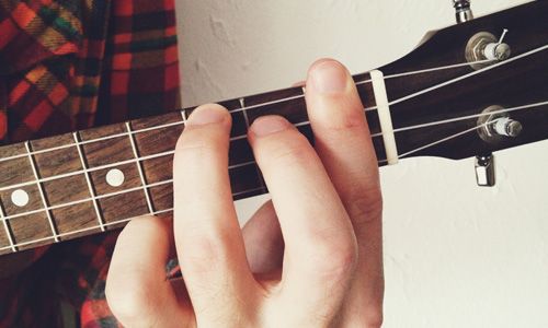 Các kí hiệu ngắn gọn nào để ghi nhớ các hợp âm ukulele dễ dàng?
